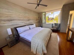 Venice Walk Street Retreat Jacuzzi and Lemon Tree