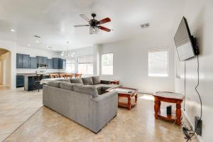 3 Mi to SanTan Village Home with Covered Patio - 3hvězdičkové hotely ve městě Queen Creek