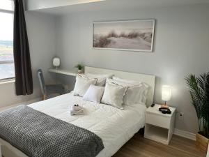 Modern Luxe 2BR with Free Parking Near YYZ