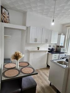 Entire 2 Bedroom Apartment City Centre & Stadium