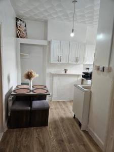 Entire 2 Bedroom Apartment City Centre & Stadium