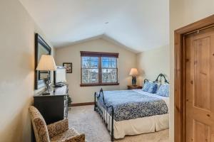 Beautiful Unit in Quiet Area with Shuttle to Slopes