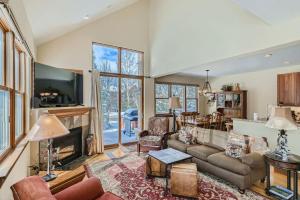 Beautiful Unit in Quiet Area with Shuttle to Slopes