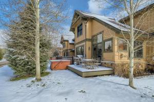 Beautiful Unit in Quiet Area with Shuttle to Slopes