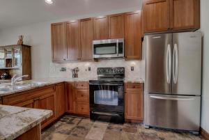 Beautiful Unit in Quiet Area with Shuttle to Slopes