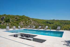 Villa River Rose with pool and jacuzzi near river