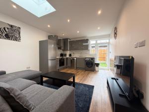Cosy Brand New 2-Bed, Quiet, Private garden