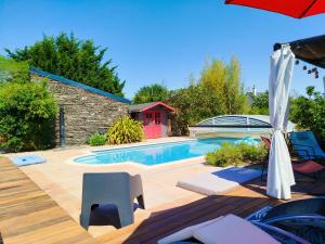 Logement Aubance dans charmante longère avec piscine en partage