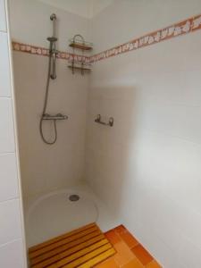 Logement Aubance dans charmante longère avec piscine en partage