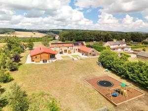 The Estate Oakenshaw, Luxury, Spacious Family Stay with 3 Hot Tubs, Scenic Views Sleeps 16