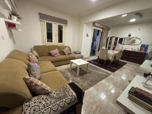 شقه فندقيه مفروشه للايجار فى كمبوند روضه زايد مدد طويله وقصيره