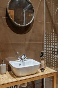 Aquillas Family Room 103 by Mycelia