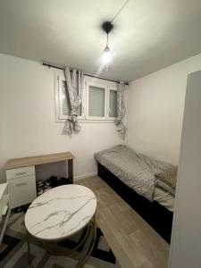 Cozy Furnished Studio near Paris, Quiet & Well-Located in Taverny