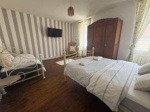 Maisons de vacances Town Centre with garden & free parking Le Dorat : Maison 2 Chambres