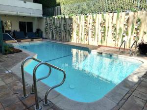 West Hollywood 2 Bedroom 2 bath with Pool