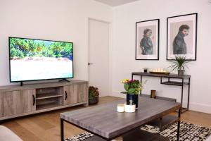 West Hollywood 2 Bedroom 2 bath with Pool