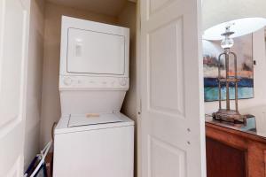 Dog-Friendly Home Located In Gated Community wShared Pool, WiFi, Central AC, WD