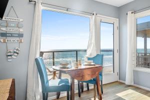 3009 Ocean St B Gorgeous beach retreat with deck & patio - great location