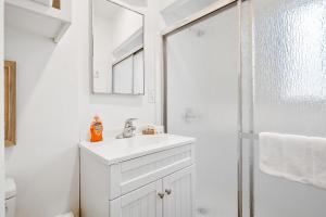 3009 Ocean St B Gorgeous beach retreat with deck & patio - great location