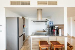 La Amada, Private Terrace Penthouse in Beachfront Complex