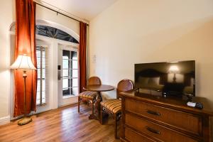 Community Pool and Tennis Courts! Naples Studio