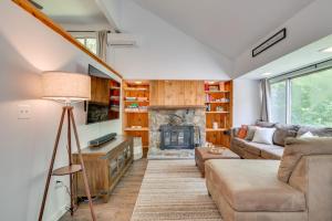 Winter Fun! Resort Condo half Mi to Campton Mtn