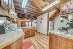 Walk to Downtown Ruidoso Cozy Wooded Retreat