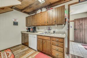 Walk to Downtown Ruidoso Cozy Wooded Retreat