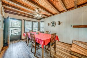 Walk to Downtown Ruidoso Cozy Wooded Retreat
