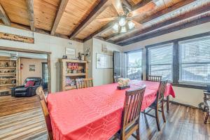 Walk to Downtown Ruidoso Cozy Wooded Retreat