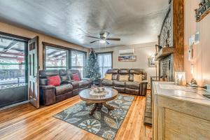 Walk to Downtown Ruidoso Cozy Wooded Retreat