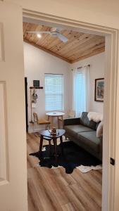 Cozy 1BR Tiny Home near Downtown and NB Rivers