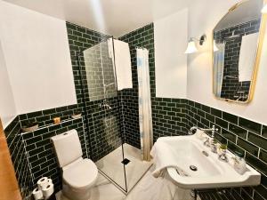 Urban comfort 1BR flat w terrace&parking