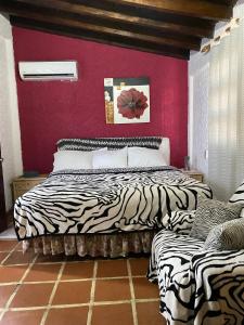 Casa Rústica con jardínes en excelente ubicación