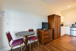 Sunny Naples Escape with Heated Community Pool!