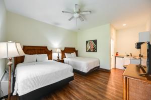 Breezy Naples Studio with Resort-Style Perks!