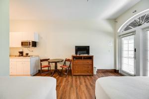 Breezy Naples Studio with Resort-Style Perks!