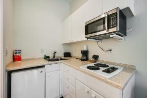 Breezy Naples Studio with Resort-Style Perks!