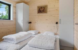 5 Bedroom Cozy Home In Væggerløse