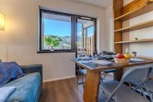 Cozy Apartment - Ski Slopes & Shops at Your Door