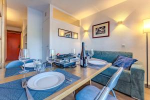 Bright Modern Apartment - Balcony with Panoramic Mountain Views