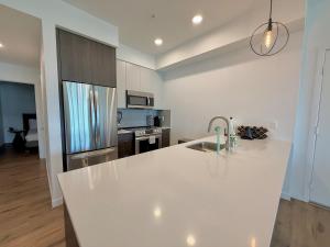 Westwood Penthouse 3 Bedroom 2 Bath w Gym, Balcony, Parking