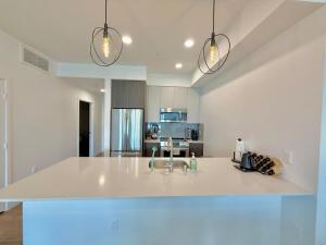 Westwood Penthouse 3 Bedroom 2 Bath w Gym, Balcony, Parking