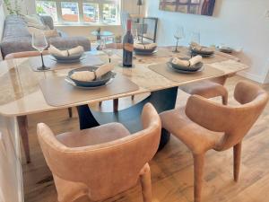 Westwood Penthouse 3 Bedroom 2 Bath w Gym, Balcony, Parking