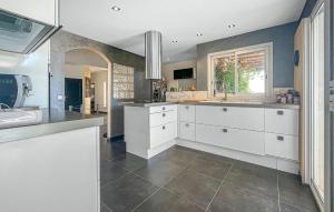 Maisons de vacances Lovely Home In Caveirac : photos des chambres