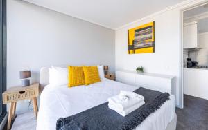 Colourful Comfort 1BR w Pool Gym & Reformer