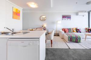 Colourful Comfort 1BR w Pool Gym & Reformer