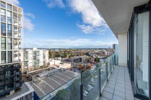 Colourful Comfort 1BR w Pool Gym & Reformer