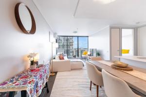 Colourful Comfort 1BR w Pool Gym & Reformer