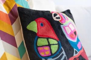 Colourful Comfort 1BR w Pool Gym & Reformer